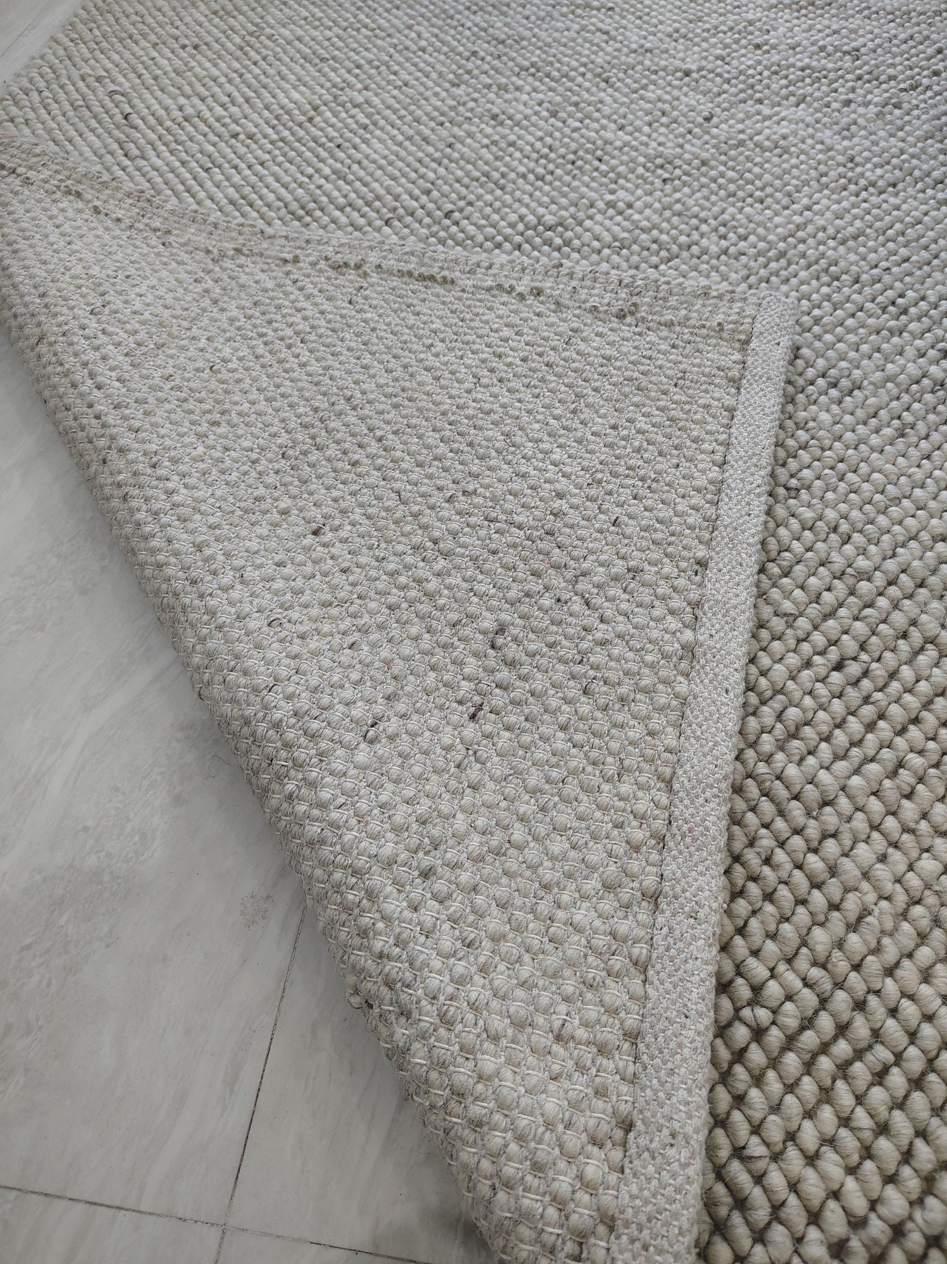 Edge detail of thick loop construction with clean binding finish