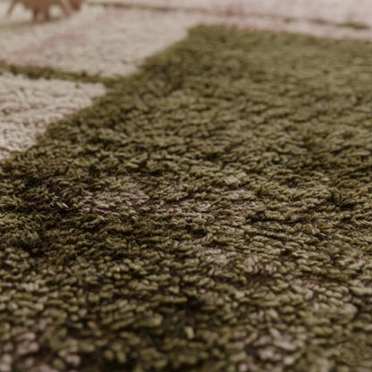 Close-up of dusty-pink and olive handwoven wool shag rug with textured pile and artisan fringe — boho area rug, rugs rug carpet teppich.